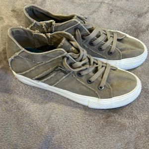 Blowfish Malibu zippered high tops in camel color size 10